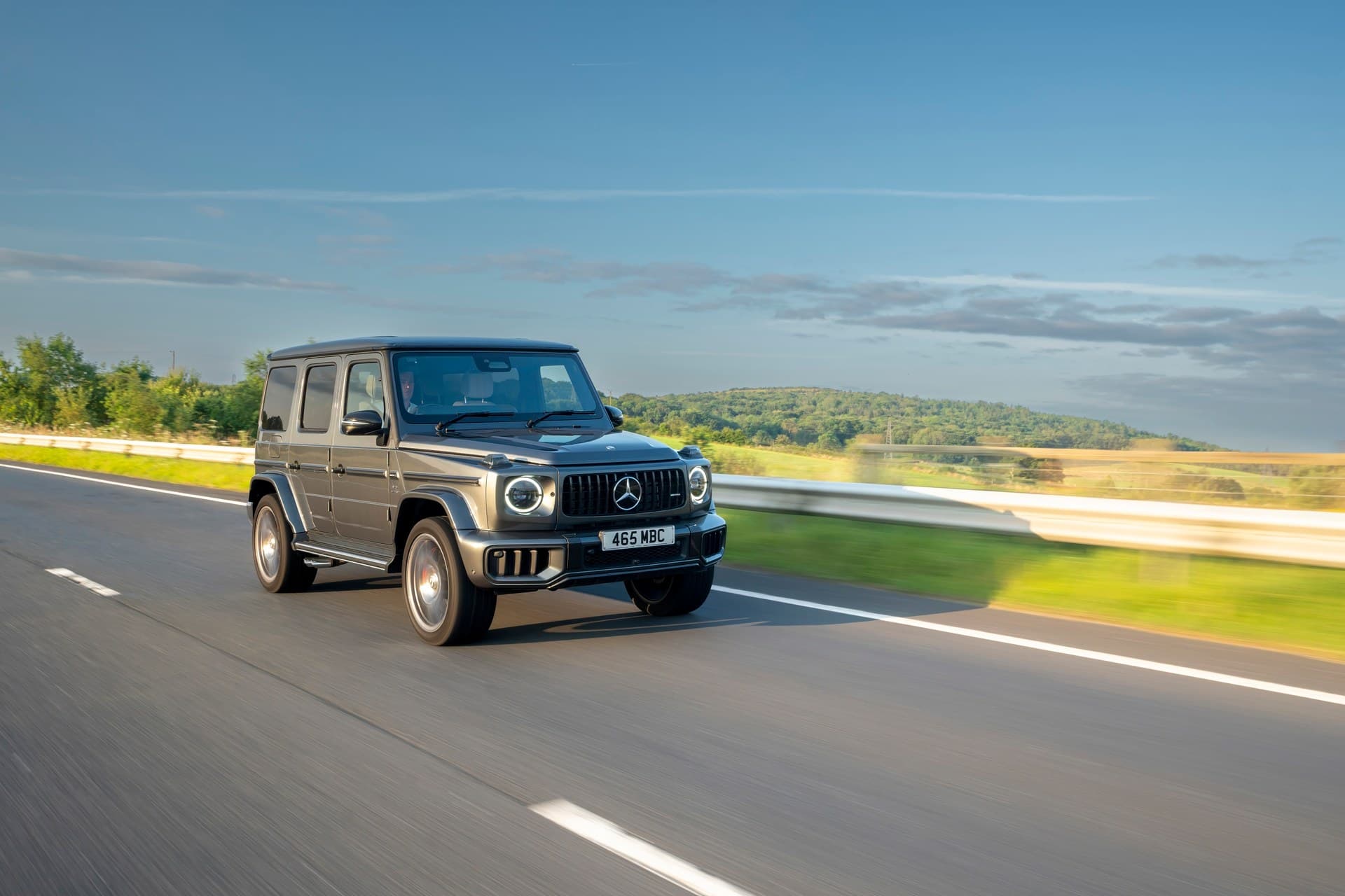 Mercedes-AMG G63 sur la route, vu de trois quarts avant