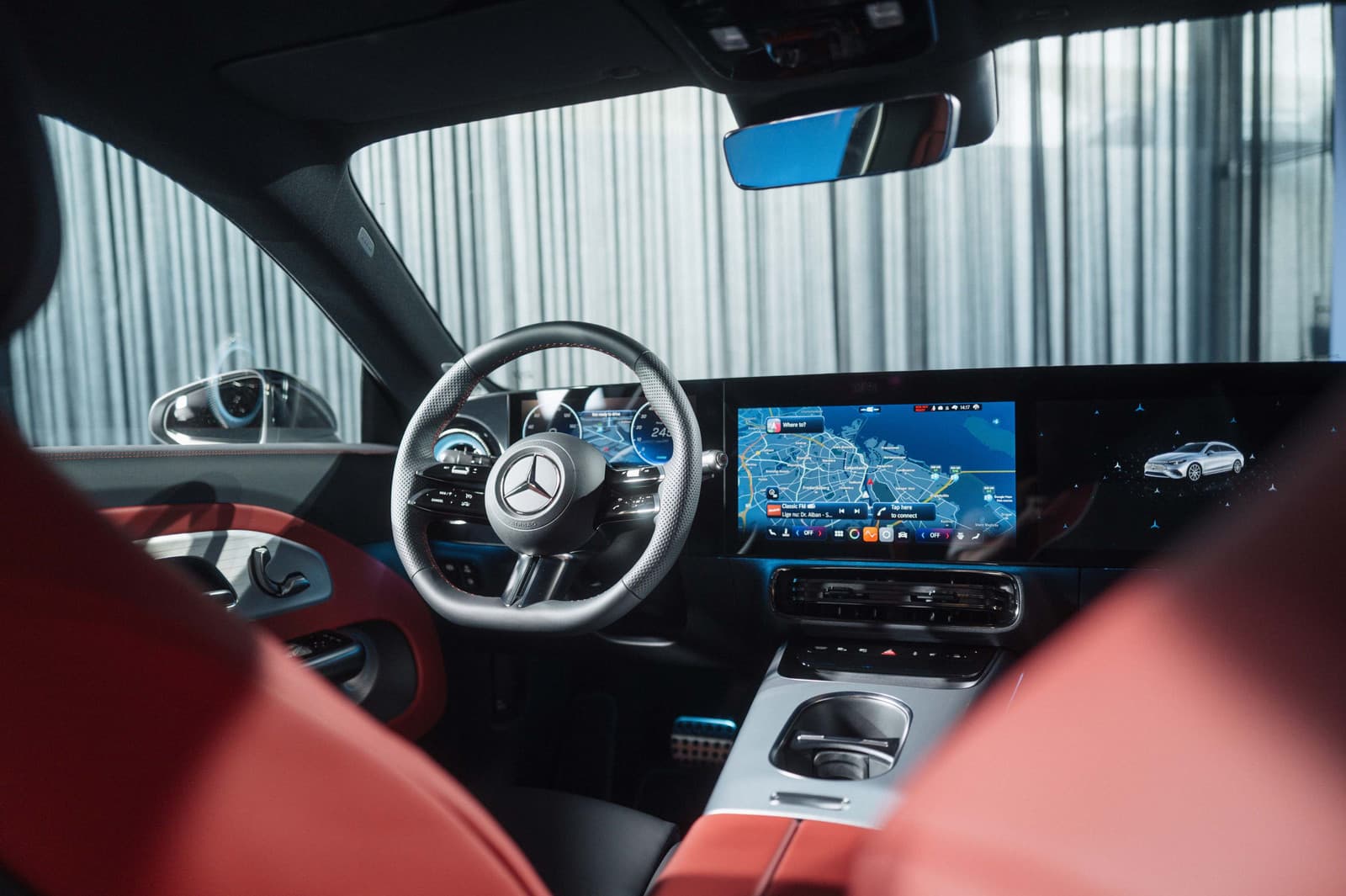 Poste de conduite du Mercedes CLA Shooting Brake avec ses écrans et ses sièges rouges