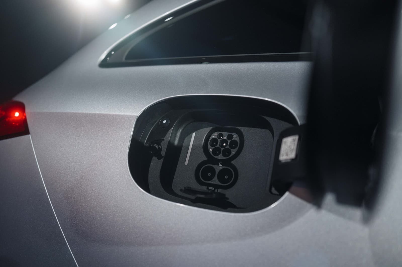 Trappe de recharge ouverte sur l'aile du Mercedes CLA Shooting Brake