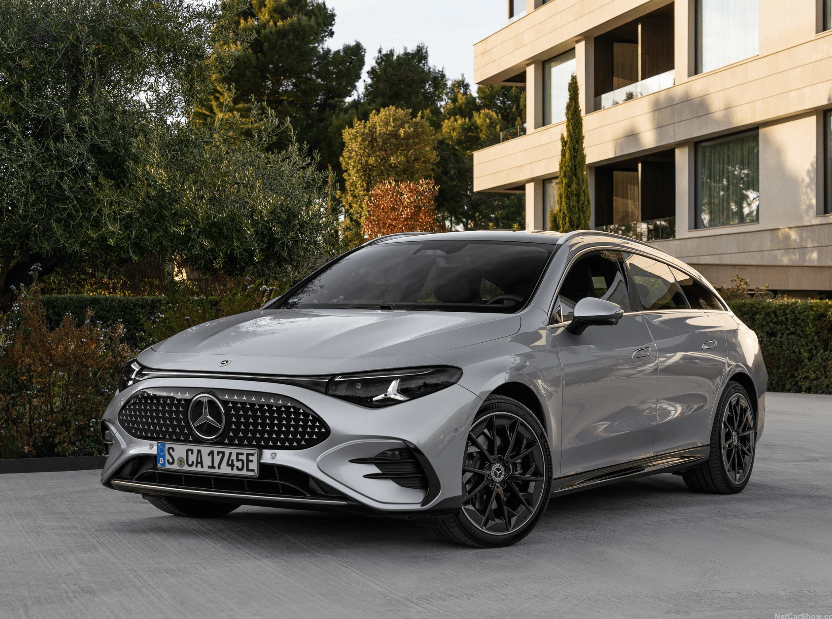 Mercedes CLA Shooting Brake argent au toit noir sous les projecteurs, vu de trois quarts avant en plongée