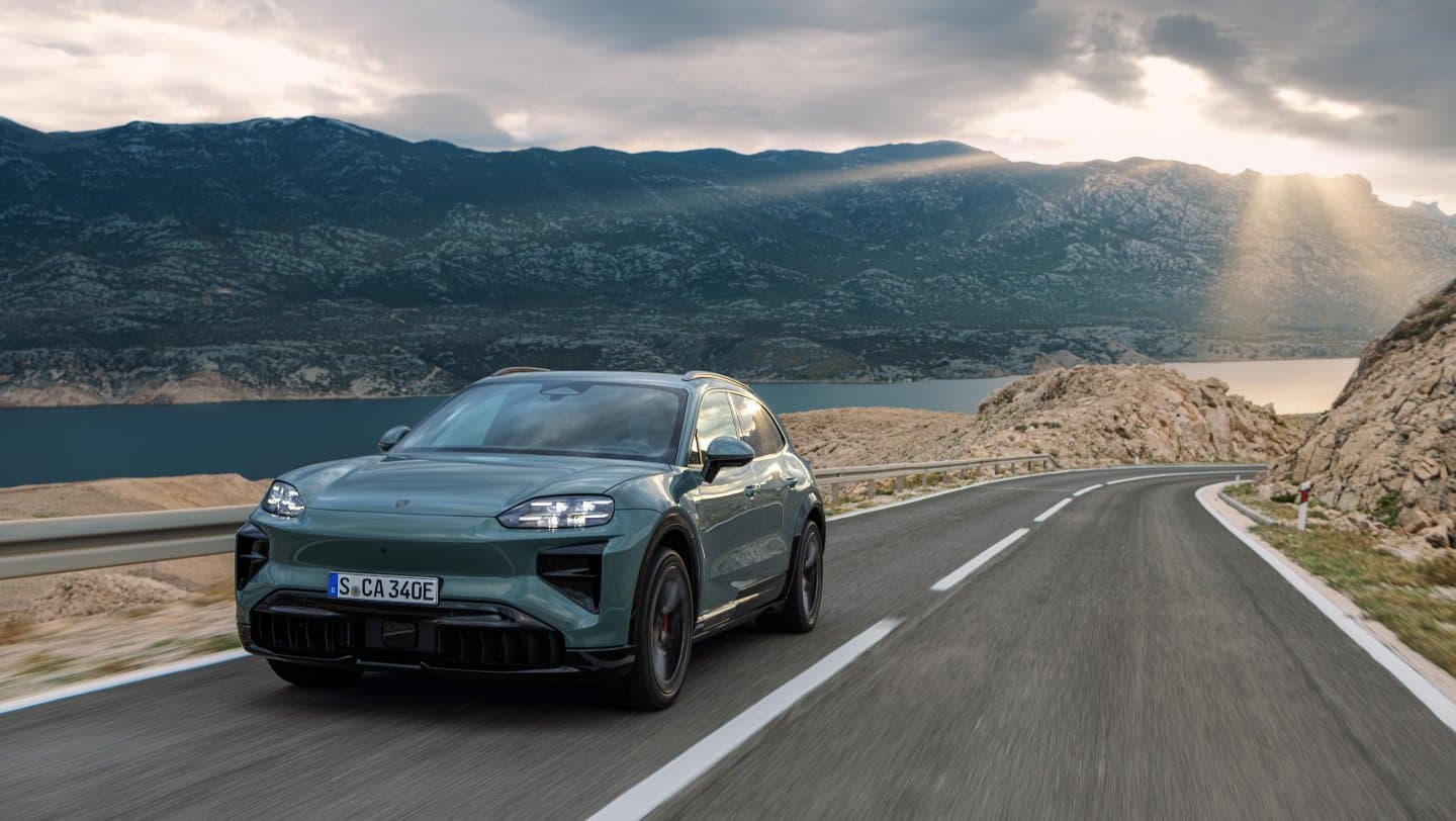 Porsche Cayenne électrique en mouvement, vu de trois quarts avant