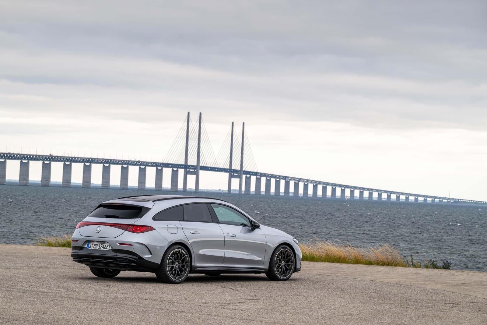 Mercedes CLA Shooting Brake argent vu de trois quarts arrière au bord de la mer