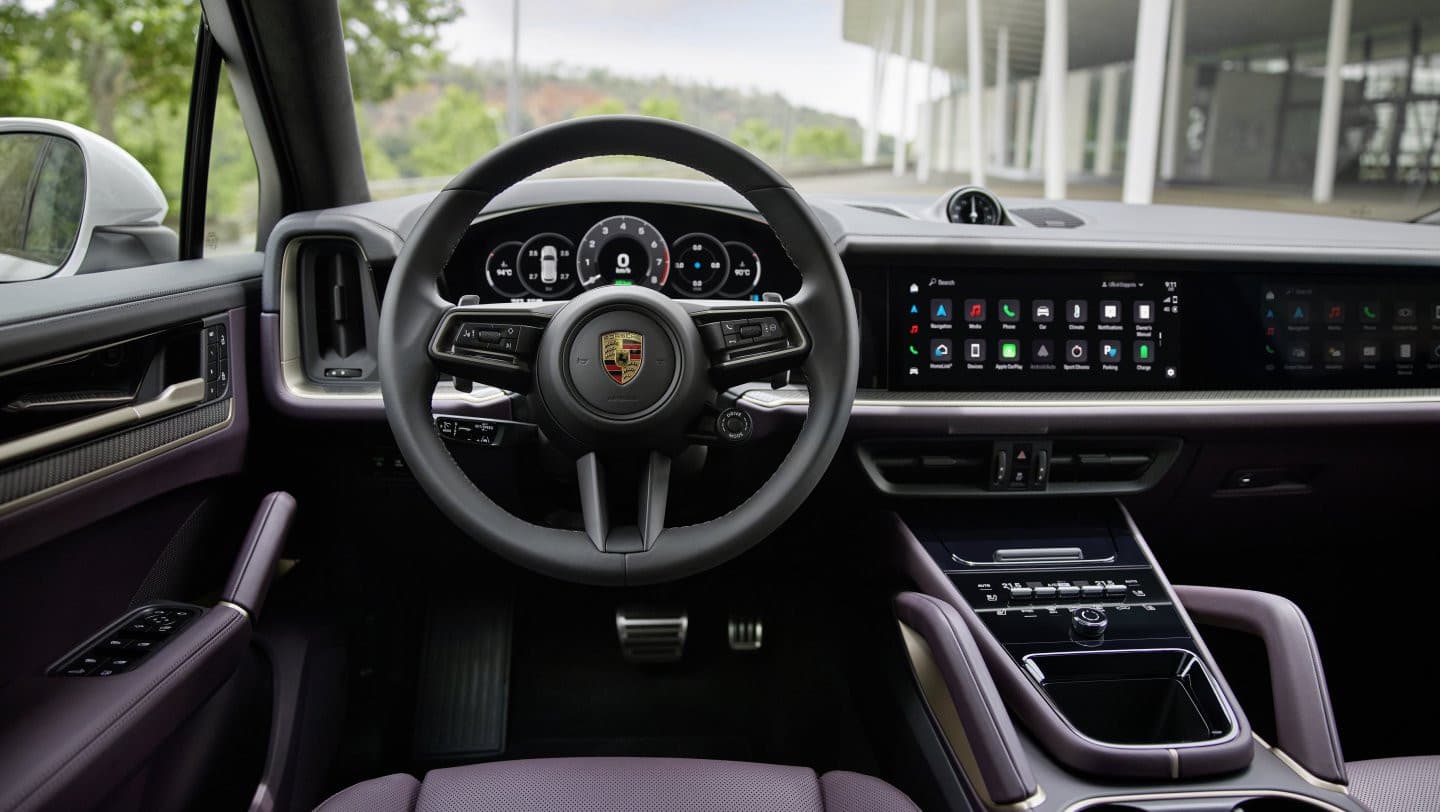 Poste de conduite du Porsche Cayenne S E-Hybrid avec le volant à gauche et le grand écran central