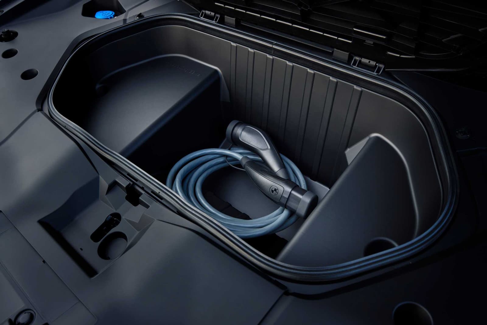 Coffre avant du BMW iX3 avec le câble de recharge rangé