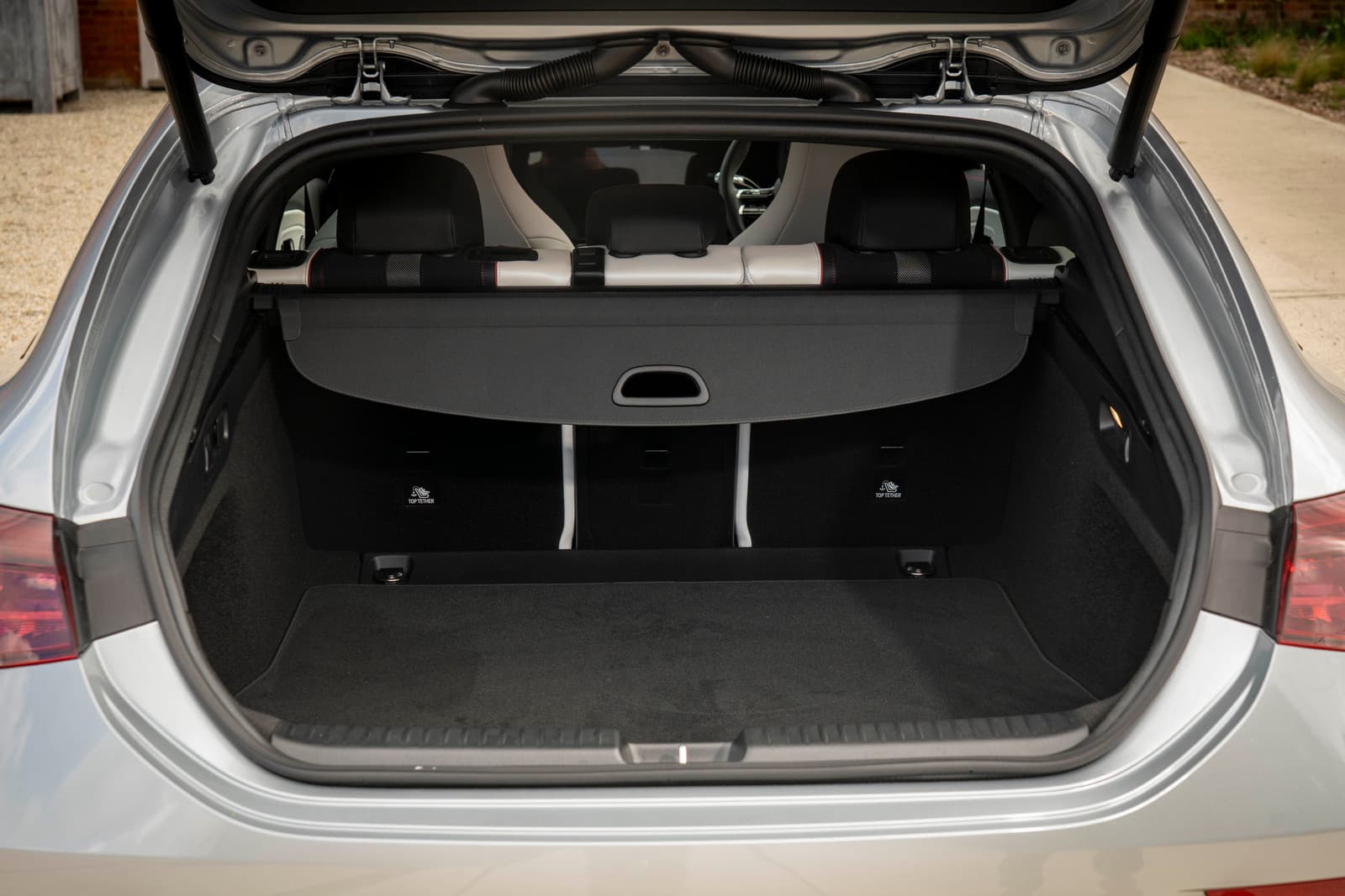Coffre ouvert du Mercedes CLA Shooting Brake avec la banquette arrière en place