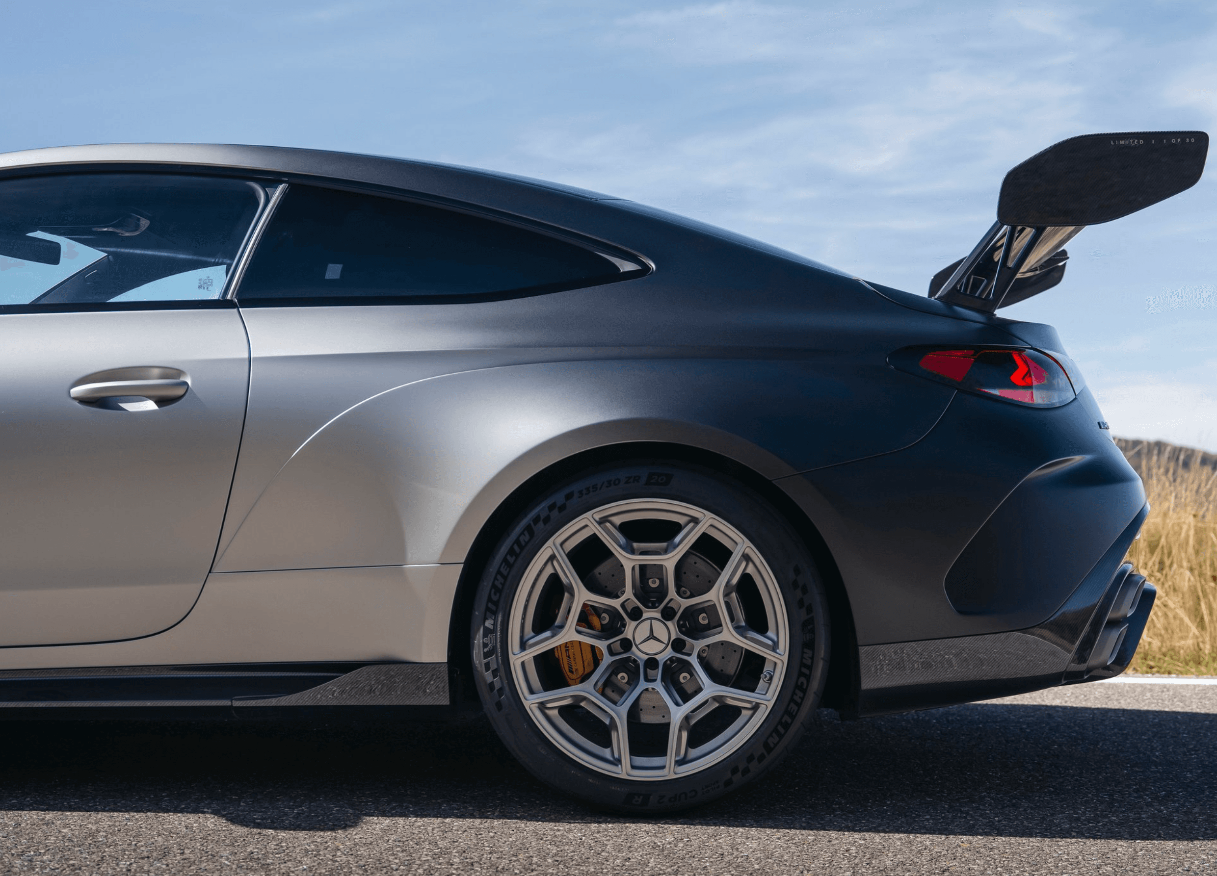 Aileron arriere en carbone reglable manuellement sur coupe de competition