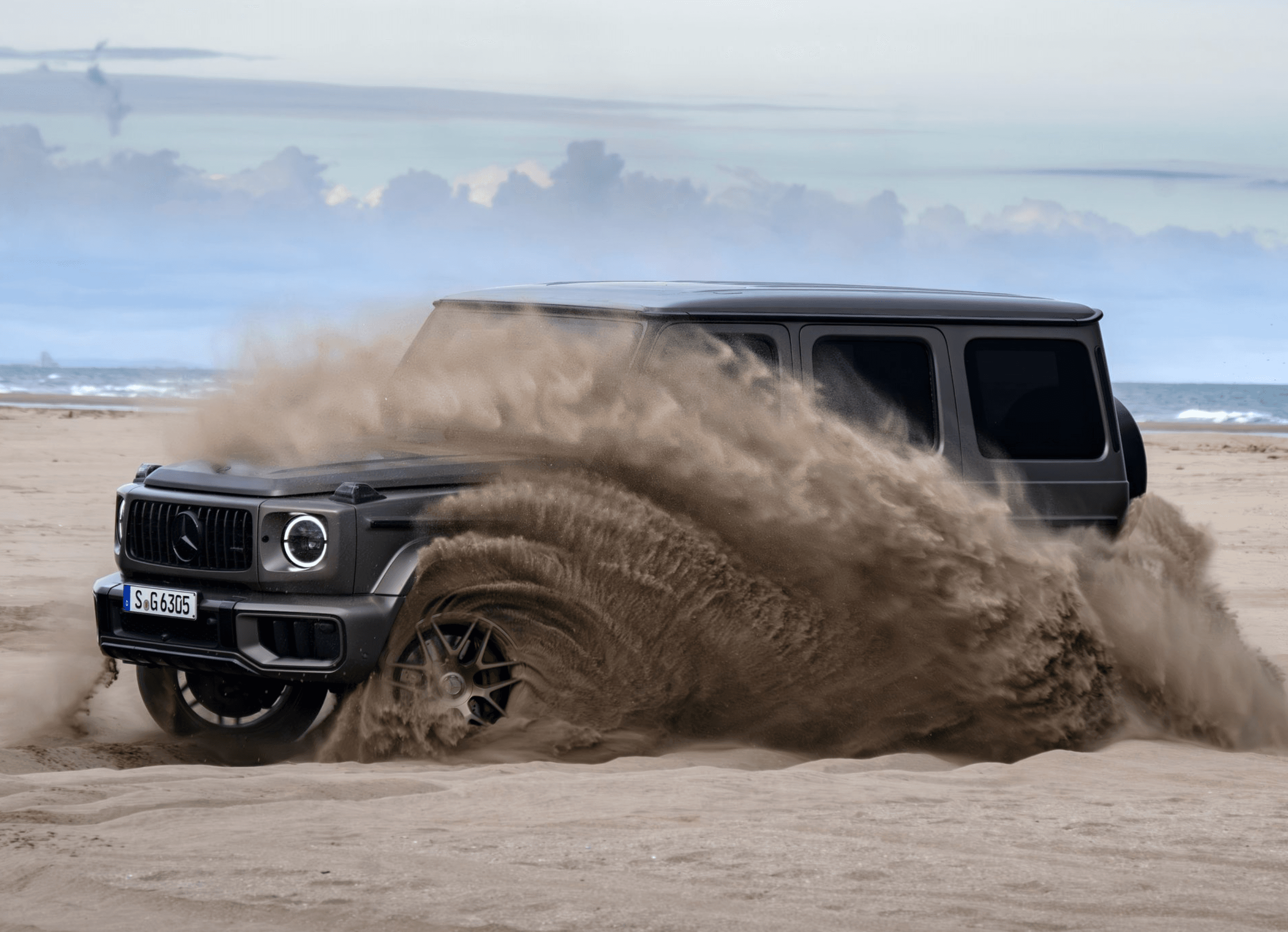 Mercedes-AMG G63 sur la route, vu de trois quarts avant