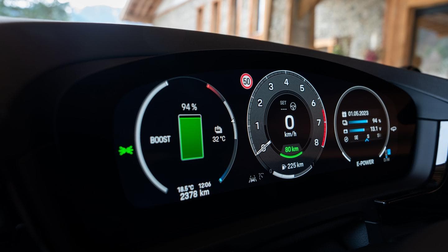 Combiné d'instruments du Porsche Cayenne E-Hybrid affichant la charge de la batterie en mode E-Power
